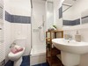 vana s kombinovan vana sprcha, kachlikov podlaha, toaleta, stna dladic, a zrcadlo