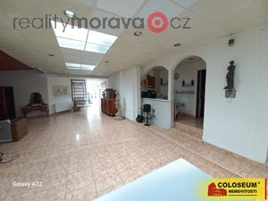 foto Sebranice, RD 6+3, 220 m2, ti bytov jednotky, dvorek, pergola  rodinn dm